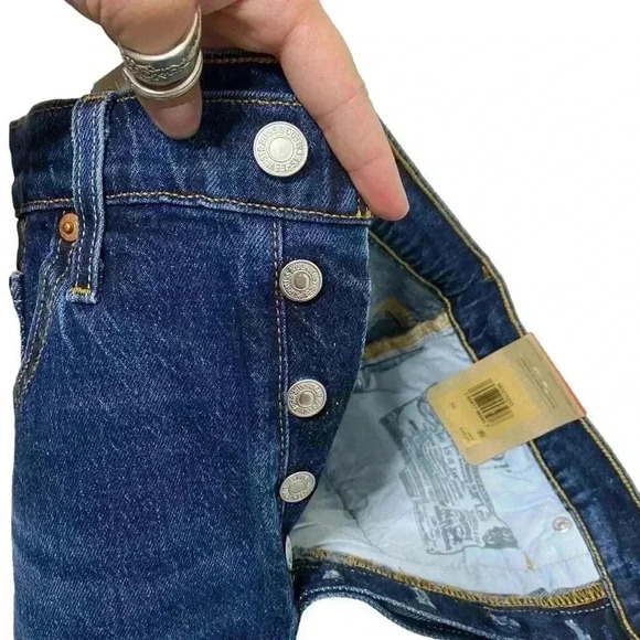 Levi’s 501 Distressed Shorts - Picture 7 of 7